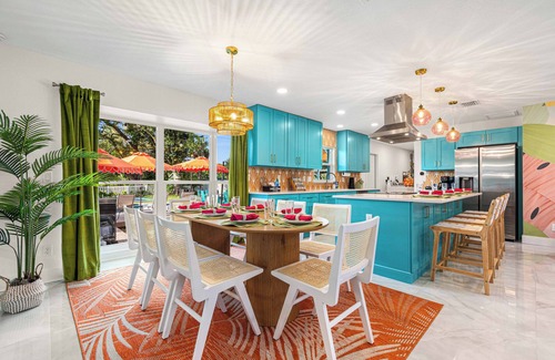 Town N County Park House | NEW~Heated Pool~Pickleball~Fire Pit~HotTub~MovieTheater~GameRoom~Playset~10 beds