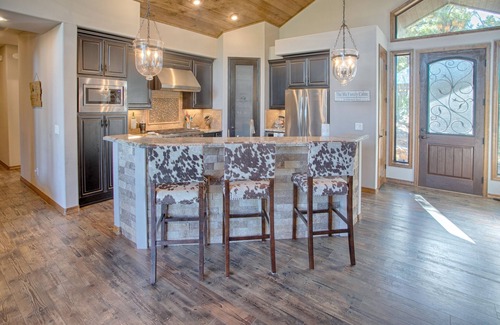 Torreon House | New! High End Cabin - Stellar reviews! Pet friendly- Oversized private deck.
