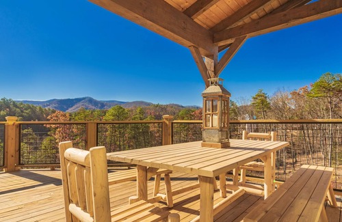 Pigeon Forge Cabin | NEW HIGH END CABIN! 5 BDRM/5.5 BATH THEATER RM/HOT TUB: CHRISTMAS AVAILABILITY!