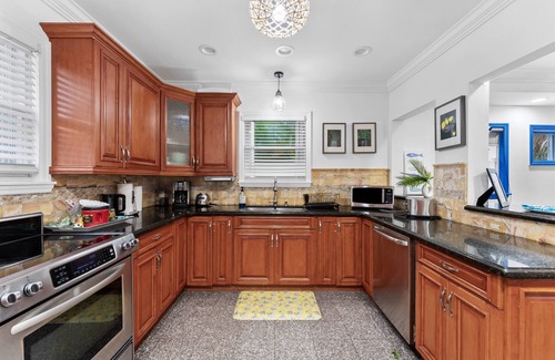 Parker Ridge House | NEW! Historic Estate-Heated Pool - Two Guest Houses - Sleep16 - NEAR EVERYTHING