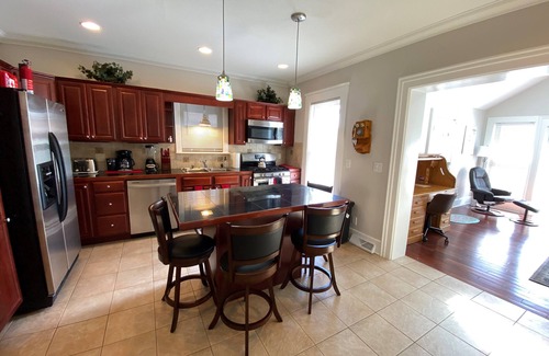 Racine House | New! Historic! Pro Cleaned, Self Check In Sleeps 16