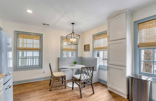 Cannonborough Elliotborough House | NEW! Historic, Professional Decorated 2 Bedroom Home Just 1 Block to King St.!