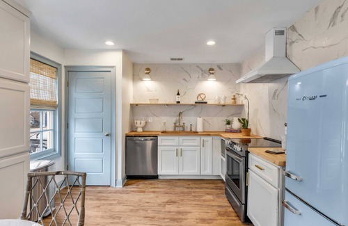 Cannonborough Elliotborough House | NEW! Historic, Professional Decorated 2 Bedroom Home Just 1 Block to King St.!