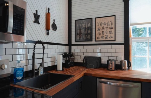 Linden Apartment | NEW! Historic Schoolhouse HotTub+FirePit+Wineries