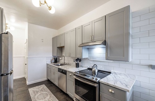 Cliff - Cannon House | NEW Historic Townhouse By Downtown. 9 mins from the airport, arena & nightlife.