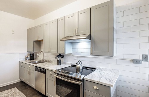 Cliff - Cannon House | NEW Historic Townhouse By Downtown. 9 mins from the airport, arena & nightlife.