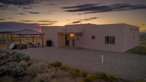 Taos House | New Home, Big Views, Hot Tub, Gazebo! - Casa del Sol