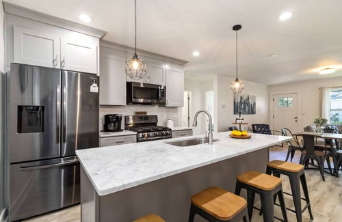 Home Park Apartment | New Home in MidTown- Sleeps 11 For Rent in Atlanta