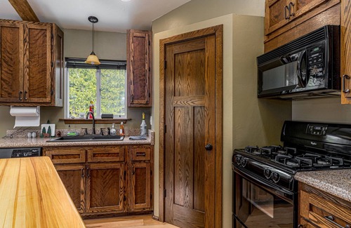 Gills Rock House | * New home w/ wood fireplace, tucked in peaceful woods centrally located !