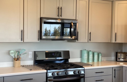 Diamond Ridge House | New home with views of Cook Inlet and towering glaciated volcanoes