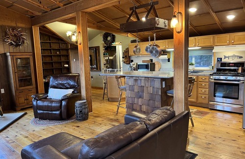 Fairplay Cabin | New Hot Tub! Breck 19 miles! Ski, Snowboard & Snowshoe!
