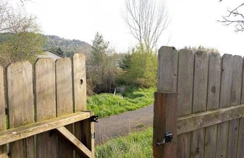 Mount Vernon House | New Hot Tub Cozy and Spacious 3bdrooms with private access to walking trail