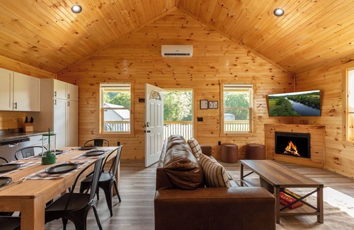 Jamestown Cabin | NEW HOT TUB Cozy Cabin Cumberland River near Lake Cumberland~Firepit~New build