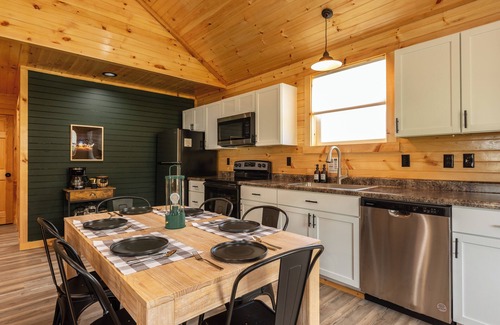 Jamestown Cabin | NEW HOT TUB Cozy Cabin Cumberland River near Lake Cumberland~Firepit~New build