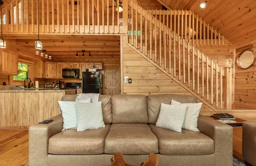 Lake Lure Cabin | New Hot Tub|Mountain Views|Pet Friendly