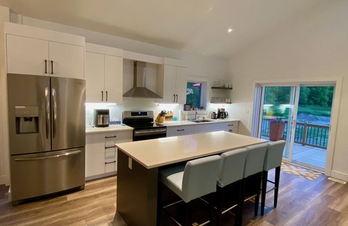 Port Albert House | NEW HOT TUB, ROOFTOP PATIO AND ENHANCED LAKE VIEWS! Dogs are welcome!