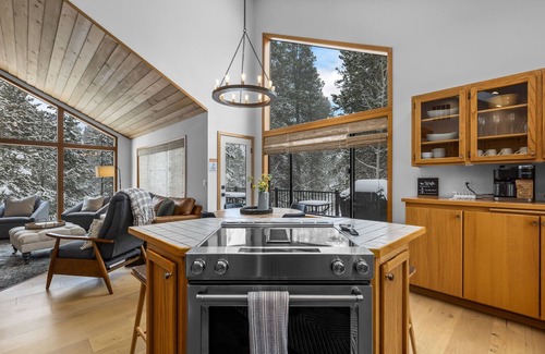 Deer Park House | New! Hot Tub ~ SHARC Passes ~ Fireplace ~ BBQ ~ Patio ~ Ping Pong!