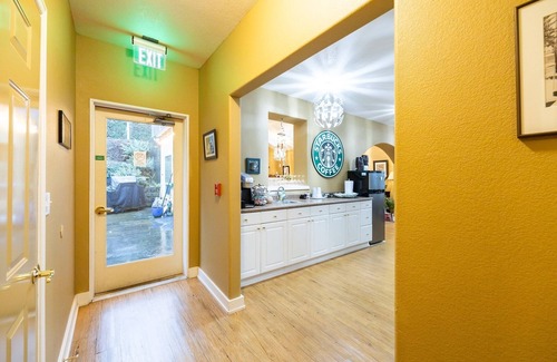 Cathlamet House | NEW! Hotel Cathlamet Room 204 - Garden View Queen