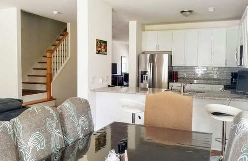 Wall House | NEW House - 10% off wkly - 6 badges/huge private backyard - Great for families!