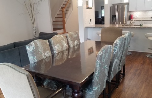 Wall House | NEW House - 10% off wkly - 6 badges/huge private backyard - Great for families!