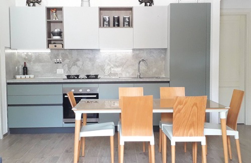 Posada House | NEW HOUSE, & FENCED GARDEN, PRIVATE PARKING NEAR BEACHES.