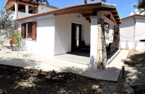 Posada House | NEW HOUSE, & FENCED GARDEN, PRIVATE PARKING NEAR BEACHES.