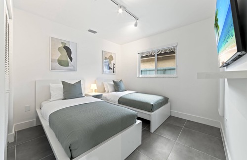Hialeah House | New House in Miami with Jacuzzi