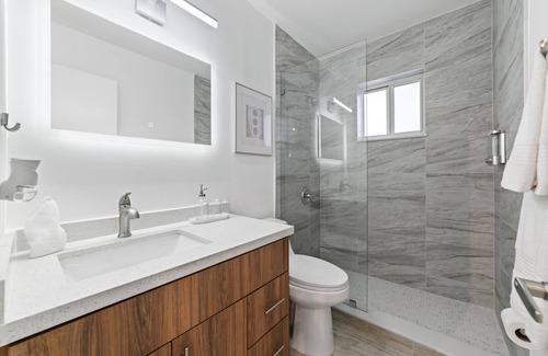 Hialeah House | New House in Miami with Jacuzzi