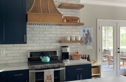 Clayton House | New house w/view; 5-10 mins to Clayton & Burton; sleeps 9; rooms Ensuite