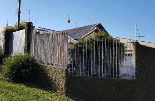 Parolin House | New house with several car parking