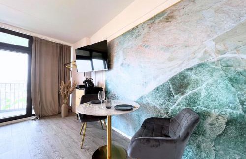 Antonsviertel Apartment | NEW I GREAT CITY VIEW I 32 FLOOR I BOXSPRINGBED and NETFLIX