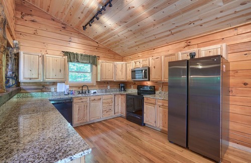 Rockbridge Cabin | New in ground pool! 5 br pet-friendly lodge on 17 wooded acres.