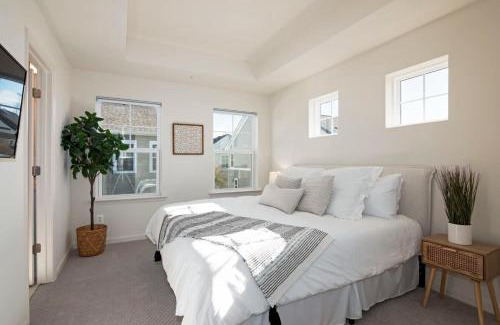 Cambridge House | New Intown Waterfront Townhome wPool & Location