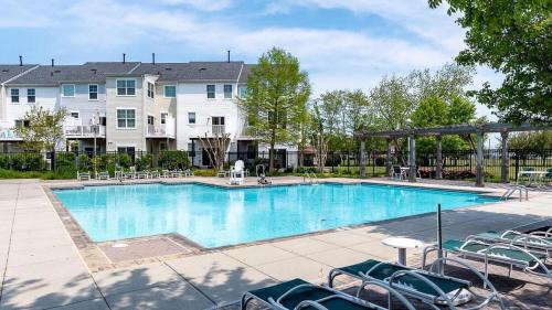 Cambridge House | New Intown Waterfront Townhome wPool & Location