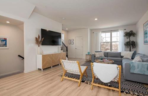 Cambridge House | New Intown Waterfront Townhome wPool & Location