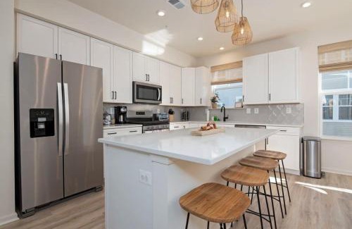 Cambridge House | New Intown Waterfront Townhome wPool & Location