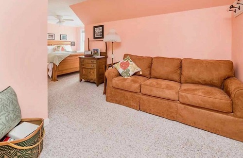 Daniels Hill Apartment | New Kid in Town | King Size Bed | Sleeps 2-4