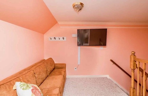 Daniels Hill Apartment | New Kid in Town | King Size Bed | Sleeps 2-4