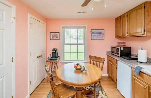Daniels Hill Apartment | New Kid in Town | King Size Bed | Sleeps 2-4
