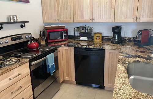 Fruita House | New King Bed - 2 Blocks From Downtown - best backyard in Fruita!