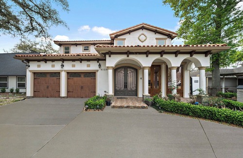 Willow Meadows/Willowbend Area House | NEW King Bed Houston Haven w/Hot Tub!