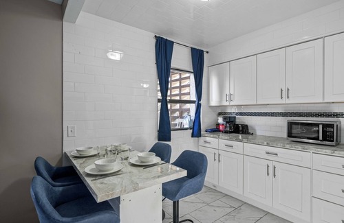 Silver Lake Apartment | NEW! King Bed, Mins to Dwntwn, Living Room Suite, Lrg Groups