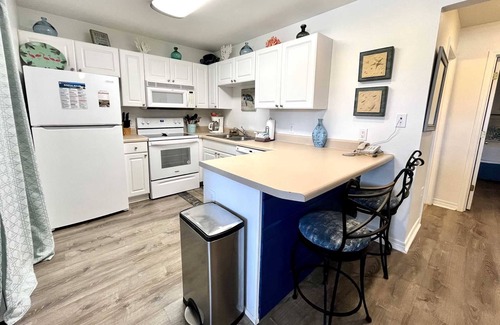 Gulf Shores Condo | New King Mattress ~ Gulf Oriented, Comfortable, Close to the Beach ~ Pool