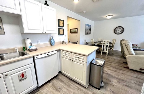Gulf Shores Condo | New King Mattress ~ Gulf Oriented, Comfortable, Close to the Beach ~ Pool