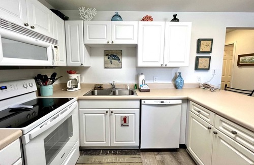 Gulf Shores Condo | New King Mattress ~ Gulf Oriented, Comfortable, Close to the Beach ~ Pool