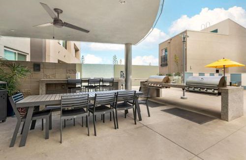 Mid-Wilshire Apartment | NEW LA Home with Free Parking 10 Min to Cedars