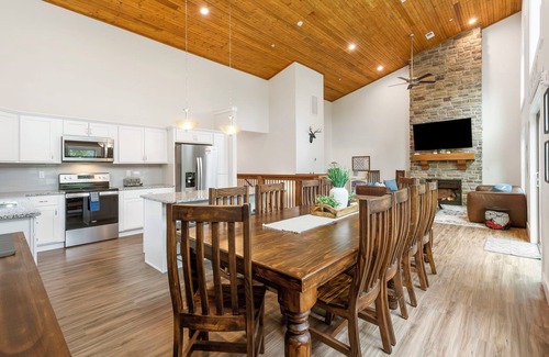 Branson House | New Lakefront Cabin - Lake Views - Large Hot Tub - Firepit