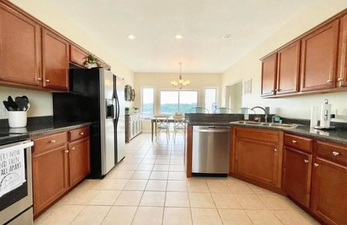Bronston House | New Lakefront Home, sleeps 16!