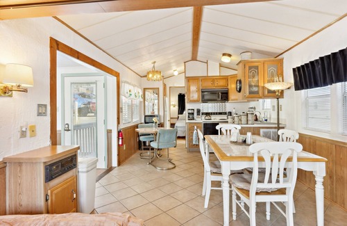 New London House | NEW! Lakefront Retreat in Badin Shores Resort
