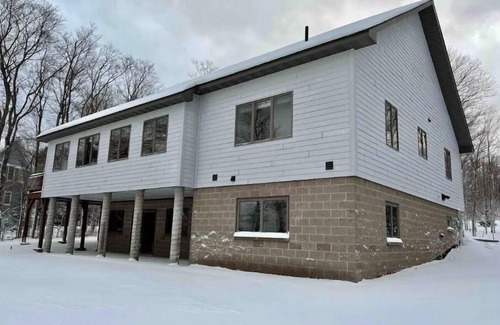 Laurium House | New Lakefront Retreat with Spectacular Views